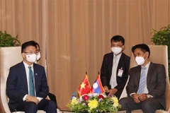 Chiều 9/8, Bộ trưởng Bộ Tư pháp Lê Thành Long gặp Bộ trưởng Bộ Tư pháp Lào Phayvy Xibualypha nhân dịp tháp tùng Chủ tịch nước Nguyễn Xuân Phúc thăm hữu nghị chính thức Lào. (Ảnh: TTXVN phát) 