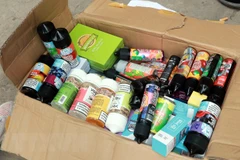 Thiết bị hút và tinh dầu thuốc lá điện tử nhập lậu bị tịch thu trên địa bàn thành phố Nam Định. (Ảnh: Nguyễn Lành/TTXVN) 