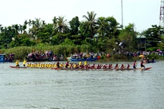 Đông đảo du khách cổ vũ cho các đội đua thi đấu tại Giải đua thuyền thành phố Tam Kỳ. (Ảnh: Trịnh Bang Nhiệm/TTXVN) 