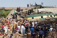 Lực lượng chức năng được triển khai cứu hộ và khắc phục hậu quả tại hiện trường vụ hai tàu hỏa va chạm tại huyện Ghotki, tỉnh Sindh, miền Nam Pakistan ngày 7/6/2021. (Nguồn: THX/TTXVN) 