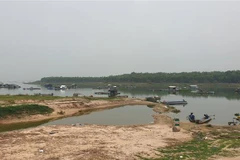 Hàng chục nhà bè trên lòng hồ Dầu Tiếng là nguyên nhân tiềm ẩn gây ô nhiễm môi trường nguồn nước. (Ảnh: Huyền Trang/TTXVN) 