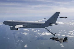 Máy bay tiêm kích tàng hình F-35A (phải, dưới) và máy bay tiếp nhiên liệu KC-330 (trái) tham gia cuộc diễn tập tiếp nhiên liệu trên không, tại Hàn Quốc ngày 21/2/2023. (Ảnh: Yonhap/TTXVN)