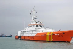 Tàu SAR 412 kéo tàu cá gặp nạn về bờ an toàn tại Đà Nẵng. (Ảnh: TTXVN phát) 