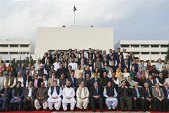 Thủ tướng Pakistan Shahbaz Sharif (thứ 7, phải, hàng đầu) chụp ảnh chung với các nghị sỹ Quốc hội tại Islamabad, ngày 9/8/2023. (Ảnh: AFP/TTXVN) 