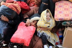 Người dân Palestine sơ tán tránh chiến sự tại thành phố Khan Younis, phía Nam Dải Gaza ngày 1/12/2023. (Ảnh: THX/TTXVN)