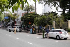 Tổ kiểm tra thực hiện các biện pháp phòng, chống dịch COVID-19 phường 5 phối hợp các lực lượng thuộc Công an thành phố Cà Mau kiểm tra trên tuyến đường Phan Ngọc Hiển vào trưa ngày 26/7. (Ảnh: Kim Há/TTXVN) 