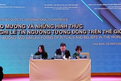 Các đại biểu chủ trì Hội thảo Quốc tế Mo Mường và những hình thức nghi lễ tín ngưỡng tương đồng trên thế giới. (Ảnh: Thanh Hải/TTXVN)