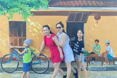 Du khách chụp ảnh lưu niệm tại làng bích họa Hòn Thiên (xã Tân Hải, huyện Ninh Hải). (Ảnh: Nguyễn Thành/TTXVN) 