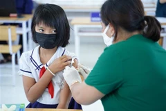 Tiêm vaccine cho trẻ em ở Bình Thuận. (Ảnh: Hồng Hiếu/TTXVN) 