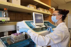 Nhà khoa học nghiên cứu vaccine ngừa COVID-19 tại phòng thí nghiệm của Novavax ở Washington, Mỹ. (Ảnh: AFP/TTXVN) 