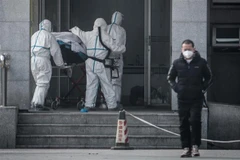 Chuyển bệnh nhân nghi nhiễm virus giống SARS (gây bệnh viêm đường hô hấp cấp) tại bệnh viện Jinyintan ở thành phố Vũ Hán, Trung Quốc ngày 18/1/2020. (Nguồn: AFP/TTXVN) 