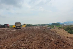 Tính đến giữa tháng 2/2024, Công ty Trách nhiệm Hữu hạn Tập đoàn Sơn Hải đã đắp đất nền tại dự án thành phần 3 cao tốc Biên Hòa-Vũng Tàu được 10km/19,5km. (Ảnh: Hoàng Nhị/TTXVN)