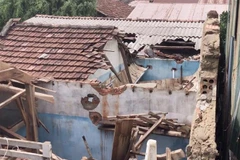 Nhà ở của người dân huyện Bình Sơn bị hư hại sau bão số 4. (Ảnh: TTXVN phát) 