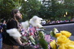 Thân nhân của các nạn nhân vụ khủng bố 11/9 đặt hoa tại lễ tưởng niệm nhân kỷ niệm 20 năm vụ khủng bố 11/9 ở New York, Mỹ, ngày 11/9/2021. (Ảnh: THX/TTXVN) 