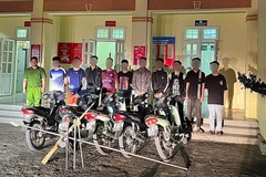 Các đối tượng cùng hung khí nguy hiểm trong vụ việc tại thành phố Hòa Bình. (Nguồn: Báo Hòa Bình)