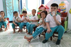 Sau 4 năm đồng hành cùng trẻ em địa phương, Sữa học đường đã trở thành một hoạt động quen thuộc diễn ra hàng tuần của nhiều em học sinh mầm non, tiểu học. (Nguồn: Vietnam+)