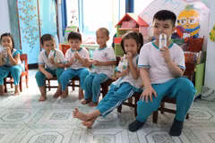 Sau 4 năm đồng hành cùng trẻ em địa phương, Sữa học đường đã trở thành một hoạt động quen thuộc diễn ra hàng tuần của nhiều em học sinh mầm non, tiểu học. (Nguồn: Vietnam+)