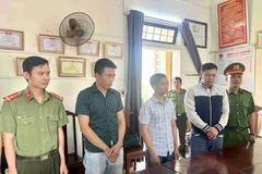 Ba đối tượng tổ chức cho người khác trốn đi nước ngoài. (Nguồn: Báo Lao động)