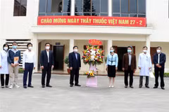 Trao tặng lẵng hoa của Thủ tướng Chính phủ Nguyễn Xuân Phúc chúc mừng các chiến sỹ áo trắng đang chống dịch COVID-19 tại Hải Dương. (Ảnh: Mạnh Tú/TTXVN) 
