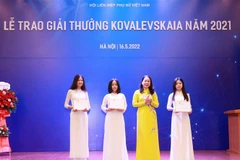 Phó Chủ tịch nước Võ Thị Ánh Xuân trao học bổng cho các nữ sinh có thành tích xuất sắc. (Ảnh: Phương Hoa/TTXVN) 