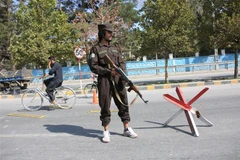Cảnh sát gác tại hiện trường một vụ đánh bom ở Kabul, Afghanistan. (Ảnh: THX/TTXVN)