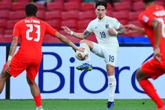 Singapore dù nỗ lực dâng cao đội hình nhưng không thành công và chịu thất bại với tỷ số 0-2. (Nguồn: Changsuek) 