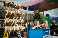 Thịt gà được bán tại Bentong, ngoại ô Kuala Lumpur, Malaysia. (Ảnh: AFP/TTXVN) 