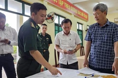 Lãnh đạo tỉnh Quảng Nam chỉ đạo công tác tìm kiếm các ngư dân mất tích trên biển. (Ảnh: Trần Tĩnh/TTXVN)