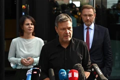 Ứng cử viên thủ tướng của đảng Xanh Annalena Baerbock, đồng Chủ tịch đảng Xanh Robert Habeck và Chủ tịch FDP Christian Lindner tại cuộc họp báo sau cuộc đàm phán thăm dò chính thức đầu tiên ở Berlin ngày 1/10/2021. (Ảnh: AFP/TTXVN) 