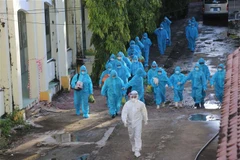 Lực lượng chức năng tỉnh Cà Mau đưa 83 ca F1 đi cách ly tập trung tại Trường Cao đẳng Cộng đồng. (Ảnh: Huỳnh Anh/TTXVN)