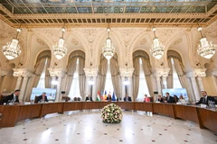 Thủ tướng Hungary Viktor Orban, Tổng thống Azerbaijan Ilham Aliyev, Tổng thống Romania Klaus Iohannis, Thủ tướng Romania Nicolae Ciuca, Chủ tịch Ủy ban châu Âu Ursula von der Leyen và Thủ tướng Gruzia Irakli Garibashvili tại lễ ký ở Bucharest, Romania, ng