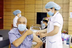 Nhân viên y tế Bệnh viện Đa khoa tỉnh Lạng Sơn tiêm vaccine COVID-19 cho nhân viên, lái xe làm việc tại Cửa khẩu Tân Thanh. (Ảnh: Thái Thuần/TTXVN) 