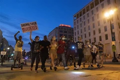 Người biểu tình phản đối phân biệt chủng tộc tập trung phía trước Nhà Trắng tại Washington D.C., Mỹ, ngày 24/6/2020. (Nguồn: THX/TTXVN) 