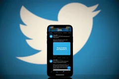 Biểu tượng của mạng xã hội Twitter trên màn hình điện thoại và máy tính bảng. (Ảnh: AFP/TTXVN) 