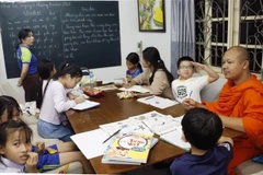 Lớp học Tiếng Việt tình thương tại Chùa Phật tích Vientiane. (Ảnh: Phạm Kiên/TTXVN)