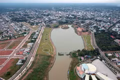 Một góc hồ Suối Cam, thành phố Đồng Xoài, Bình Phước nhìn từ trên cao. (Ảnh: Sỹ Tuyên/TTXVN)
