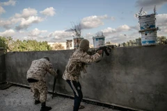 Lực lượng Chính phủ Đoàn kết Dân tộc Libya (GNA) trong cuộc giao tranh với lực lượng miền Đông tự xưng Quân đội quốc gia Libya (LNA) tại Ain-Zara ở Tripoli ngày 30/3/2020. (Ảnh: THX/TTXVN) 