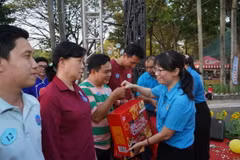 Bà Trần Thị Diệu Thúy, Chủ tịch Liên đoàn Lao động Thành phố Hồ Chí Minh, tăng quà cho công nhân lao động. (Ảnh: Thanh Vũ/TTXVN)