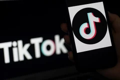 Biểu tượng ứng dụng truyền thông xã hội TikTok trên màn hình điện thoại. (Nguồn: AFP/TTXVN) 