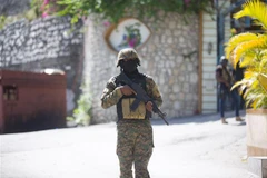 Binh sỹ gác bên ngoài hiện trường vụ ám sát Tổng thống Jovenel Moise tại Port-au-Prince, ngày 7/7/2021. (Ảnh: THX/ TTXVN) 