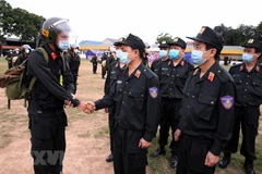Trung tướng Phạm Quốc Cương, Tư lệnh Bộ Tư lệnh Cảnh sát Cơ động thăm hỏi và động viên các cán bộ, chiến sỹ cảnh sát cơ động lên đường làm nhiệm vụ. (Ảnh: Phạm Kiên/TTXVN) 