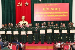 Thượng tướng Hoàng Xuân Chiến, Thứ trưởng Bộ Quốc phòng, trao Bằng khen của Bộ trưởng Bộ Quốc phòng cho các đơn vị. (Ảnh: TTXVN phát) 