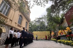 Bí thư Thành ủy Đinh Tiến Dũng và lãnh đạo thành phố dâng hương kỷ niệm 120 năm ngày sinh đồng chí Trần Phú. (Ảnh: Minh Ngọc/TTXVN)