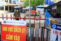 Phun khử khuẩn khuôn viên Bệnh viện Đa khoa tỉnh Thái Bình để phòng, chống dịch COVID-19. (Ảnh: Thế Duyệt/TTXVN) 