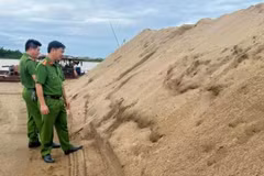 Lượng lớn cát không có nguồn gốc hợp pháp tại huyện Quảng Ninh. (Nguồn: Công an Quảng Bình)