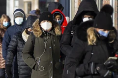 Người dân xếp hàng chờ tiêm vaccine ngừa COVID-19 tại Toronto, Canada, ngày 3/1/2022. (Ảnh: THX/TTXVN) 