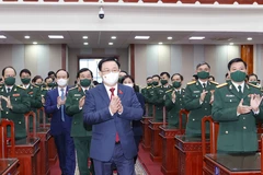 Chủ tịch Quốc hội Vương Đình Huệ đến chúc Tết cán bộ, chiến sỹ Bộ Tư lệnh Thủ đô Hà Nội. (Ảnh: Doãn Tấn/TTXVN) 