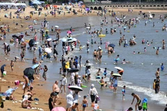 Người dân tắm biển tránh nóng tại Sơn Đông, Trung Quốc ngày 1/8/2022. (Ảnh: AFP/TTXVN) 