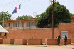 Đại sứ quán Pháp ở Niamey, ngày 27/8/2023. (Ảnh: AFP/TTXVN)