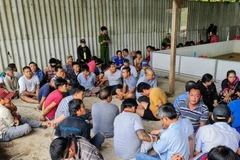 Các con bạc bị lực lượng công an bắt giữ. (Nguồn: TTXVN phát) 